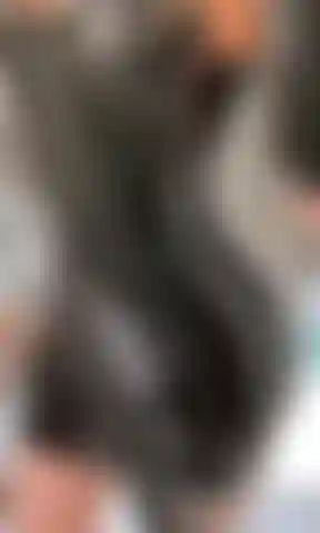 Trage ein latexkleid.