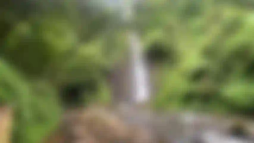 Unter einem wasserfall in der natur.