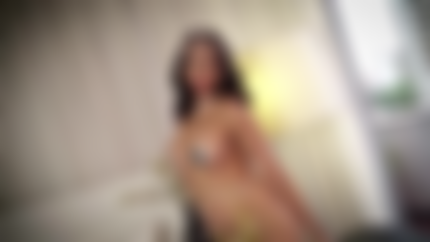 Ihr sexy reifes mädchen, das gerne für sie tanzt.