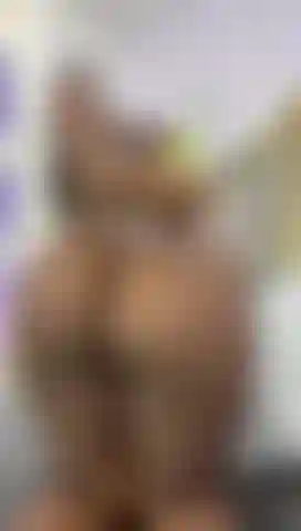 Ein köstlicher und riesiger arsch mit öl.