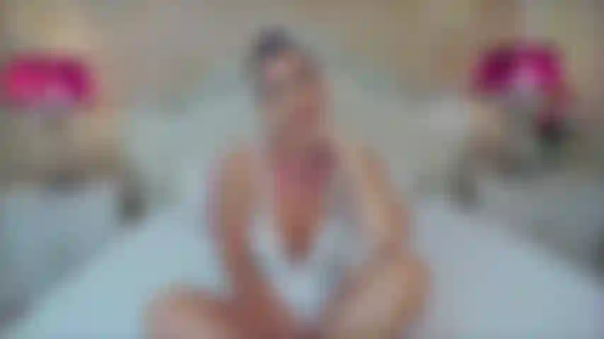 In diesem video spiele ich mit mir selbst, während ich dich necke und anweise, aber mit einer kleinen wendung, die du sehen wirst, wenn du dieses video kaufst. Und weil ich in so einer geilen stimmung bin, komme ich zweimal mit meinem spielzeug und spiele auch mit meinem hintern, während du mir zusiehst.