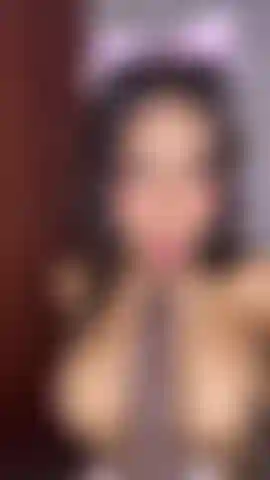 Ein kleines heißes blowjob-schätzchen, kannst du dir vorstellen, nach hause zu kommen und sie wartet so auf dich, um dir nach der arbeit beim entspannen zu helfen, schatz.
