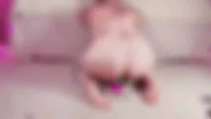 Blondine reitet einen 8 zoll großen regenbogendildo.