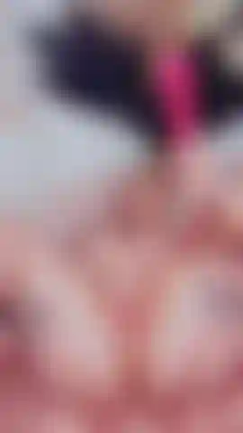 Der rote zauberstab bringt mich zum spritzen.