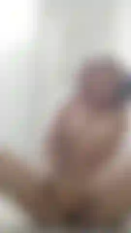 Unter der dusche wurde ich geil und wollte meine enge muschi ficken. Willst du sehen, wie es spritzt, während ich an dich denke?