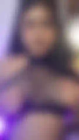 Mit hüpfenden und spuckenden brüsten.