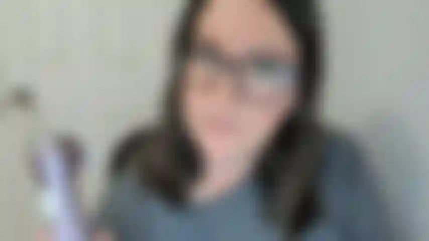 Benutze einen klitoris-saugvibrator, um mir zwei wahnsinnige orgasmen zu verschaffen, die mich völlig außer atem bringen.