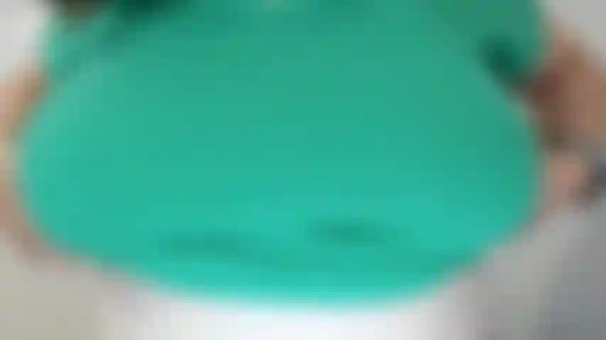 Ich lege mich zurück und ficke mich mit einem dildo, werde cremig und spritze wie ein wasserfall. Und dann weise ich dich an, ins gesicht zu spritzen und beende es mit einem countdown zum abspritzen.