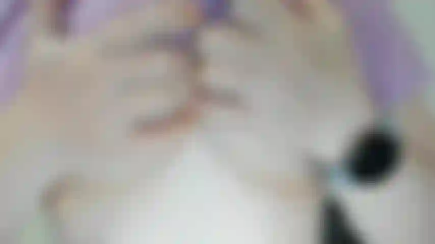 Die dildo reitet und eine brille trägt.