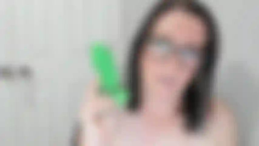 Benutze einen dildo und meine finger, um zweimal abzuspritzen.