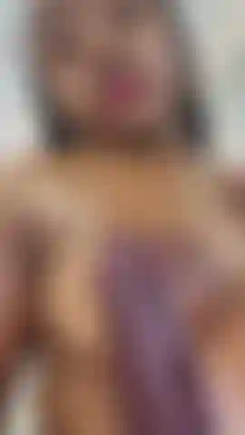 Mit großen brüsten.