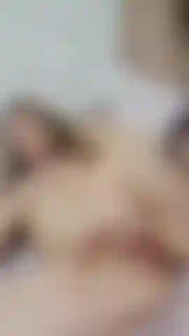 Mit strümpfen und muschi spielt.