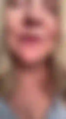 Ich verführe dich in meinem kleinen blauen negligé. Ich spiele mit meiner hübschen muschi. Ich reibe und koste sie. Mein höschen riecht auch so gut.