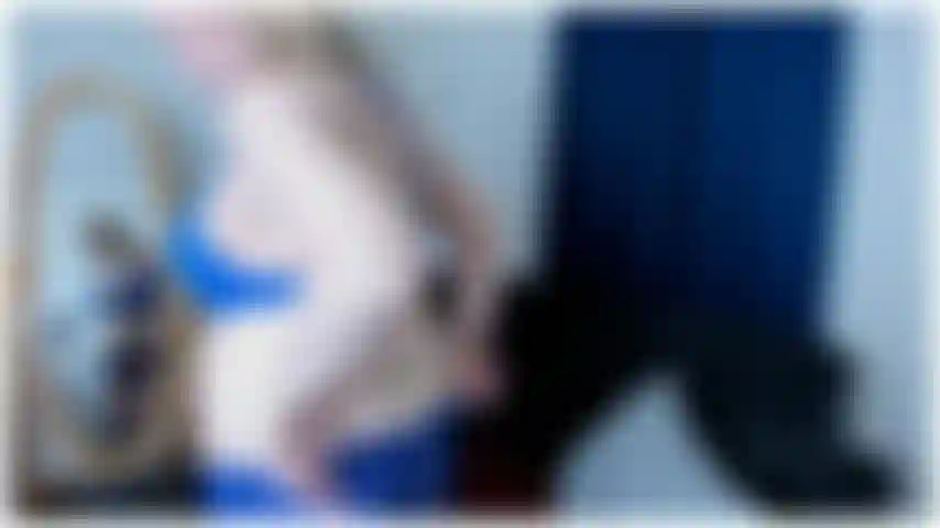 Necke in meinem blauen bh und meinen spitzen-bootyshorts ... Ziehe sie aus und spiele mit meiner nassen muschi.