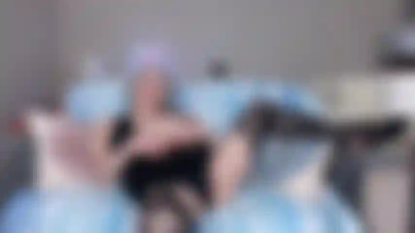 Tiefes kleid und strumpfband striptease.