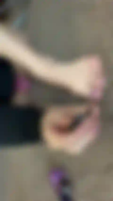 Schau mir zu, wie ich meine kleinen zehen neu male.