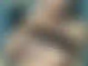 Die oben ohne raucht.