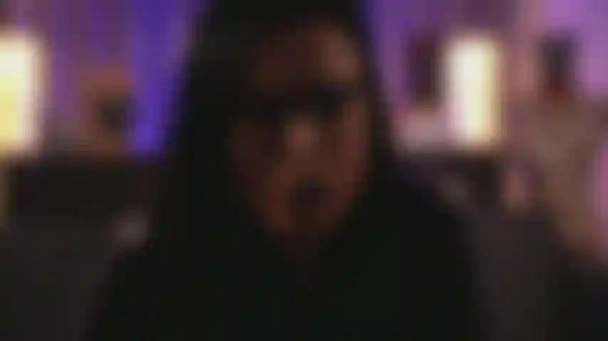 Die spucke und füße anbetet.