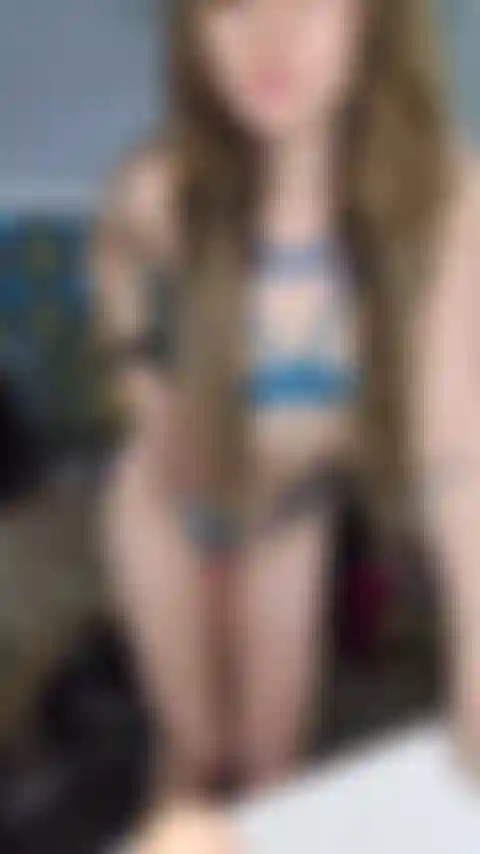 Die mit freude und nacktheit neckt. Der arsch wackelt und