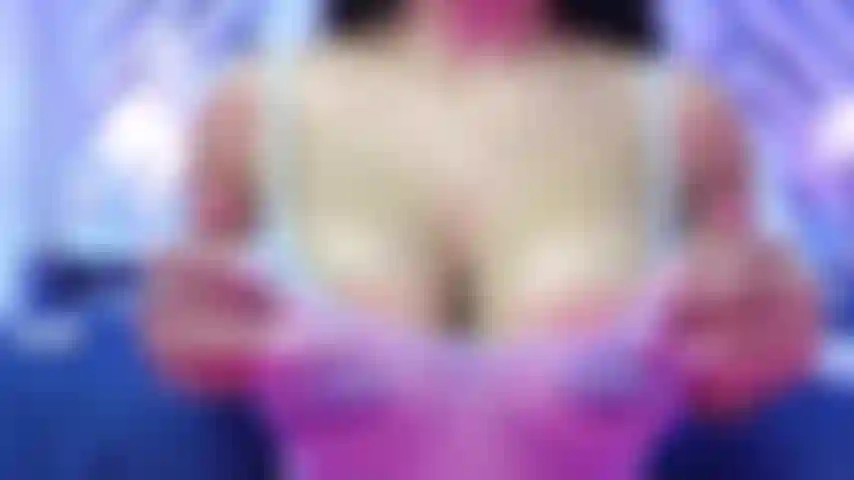 Meine brustwarzen sind so empfindlich, dass eine pinzette meine muschi nass machen kann.