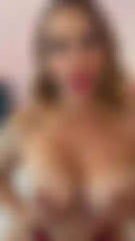 Ein tropfen speichel, zwei bereite titten ... Und eine fantasie, die sich in bewegung setzt ...