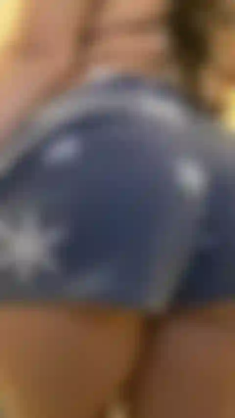 Die ihren hintern neckt.