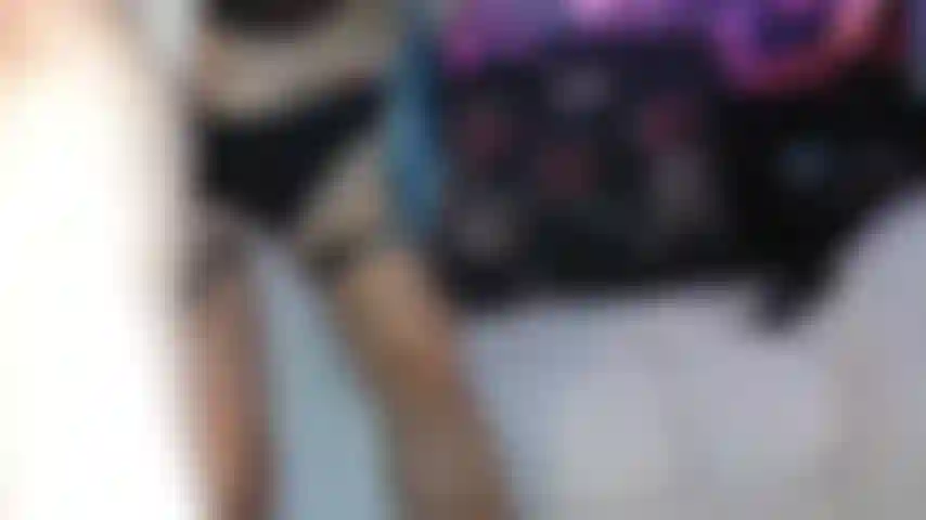 Schau dir in diesem kompilationsvideo an, wie ich meine kräftigen wadenmuskeln anspanne und meine straffen, muskulösen beine in ihrer ganzen pracht präsentiere. Von langsam und sinnlich bis schnell und wild – ich werde dich mit meinen wadenanspannungen reizen und dich nach mehr verlangen lassen.