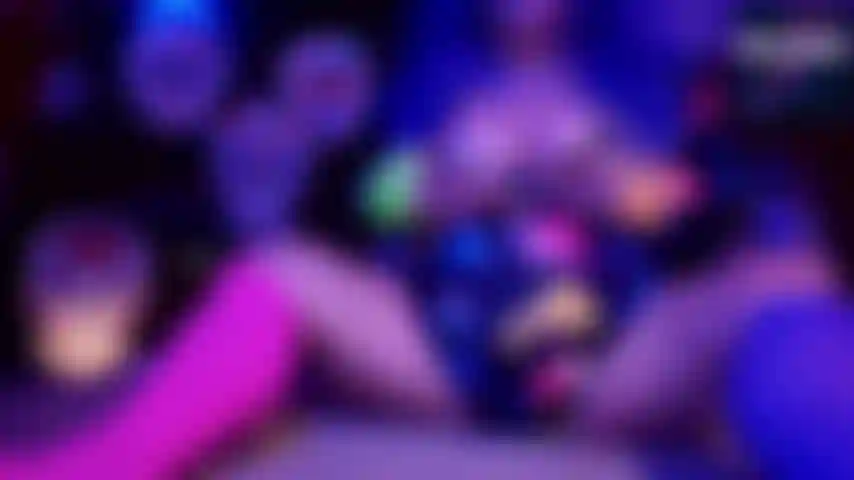 Neon-nylon-rolle, wadenmuskulatur und fußflex.