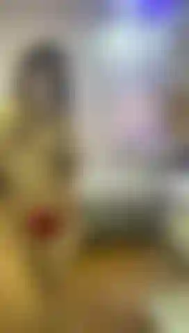 Deine stimme ist meine schwäche. Sie bringt mich zum schmelzen und weckt meine tiefsten wünsche.