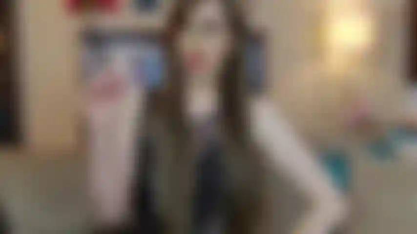 Gebe einem meiner fans anweisungen zum wichsen, während seine frau neben ihm schläft. So süchtig nach meinen anweisungen, dass er keine angst davor hat, dass seine frau beim wichsen neben ihm aufwacht.