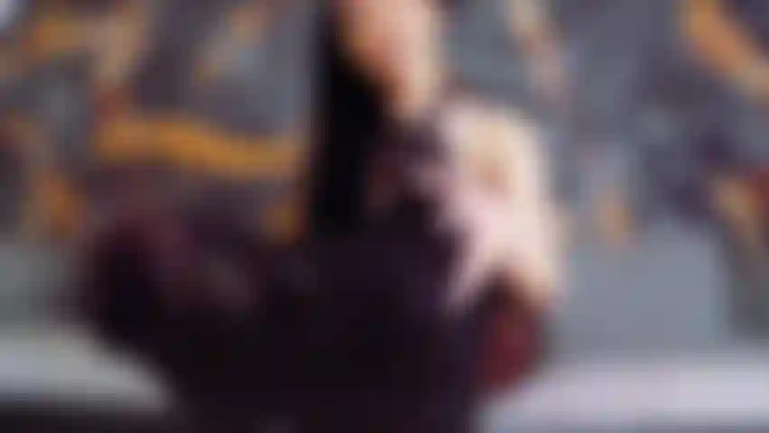 Knie nieder, gehorche, bete meine füße an.