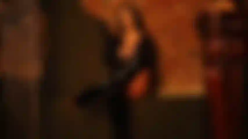 . Ich hatte schon immer eine leidenschaft für fetisch-dessous und accessoires - latex - leder - pvc-vinyl - high heels und hohe stiefel. Ich liebe auch dessous aus spitze und satin, nylonstrümpfe und strumpfhosen mit eleganten schuhen. Sexy dessous machen alles besser.