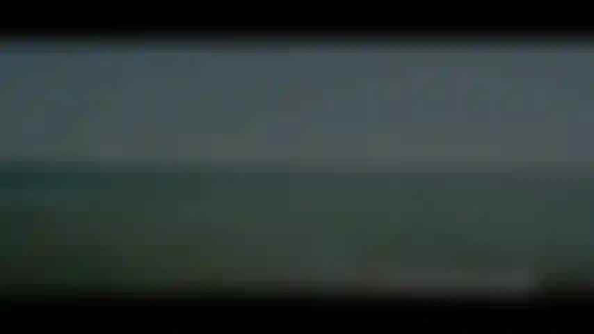 Gehe am meer spazieren.