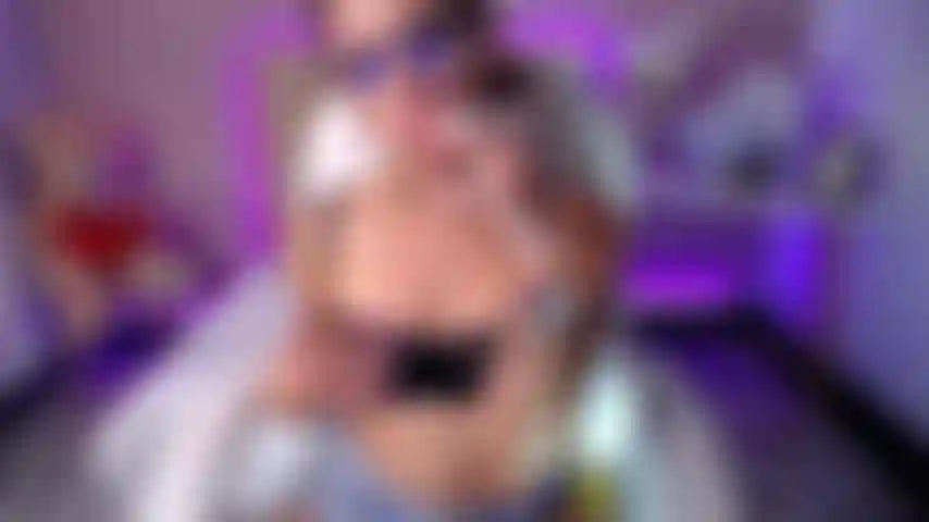 Wie reich dein schwanz raucht und ihn mit rauch saugt.