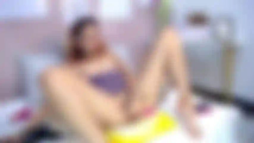 Sieh meine sexis-füße, während ich deinen schwanz in mich stecke und ich beginne, mein spielzeug zu vibrieren!