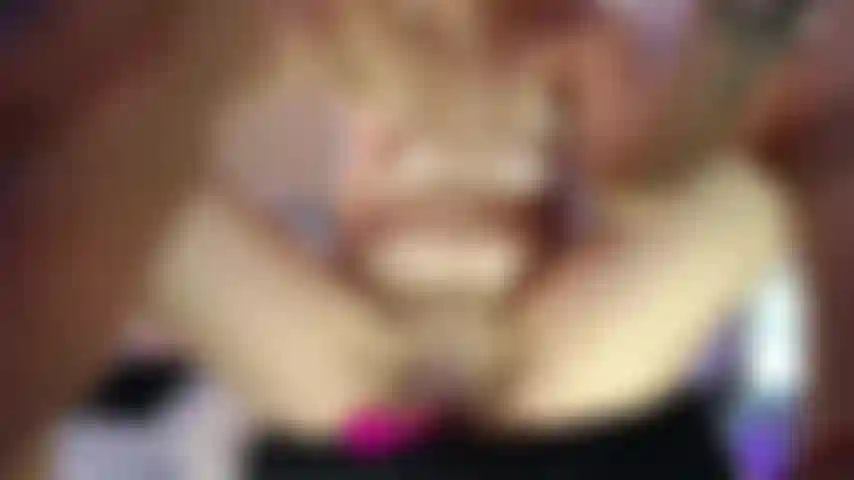 Schau dir meine muschi mit deinem penis an und mein spielzeug, das ich liebe, wie vibriert!