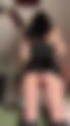 Die leicht unter ihren rock guckt und mich fingert.