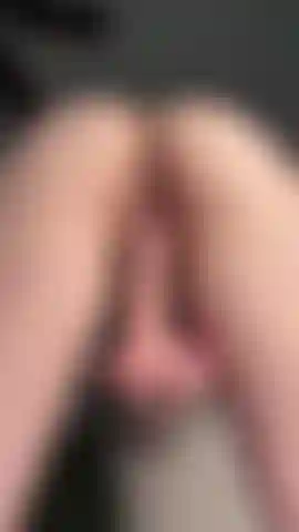 Die sich selbst fickt, bis ihre beine zittern.