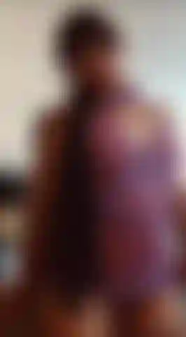 Ich bewege mich im rhythmus der musik und tanze nur für dich, während ich diesen erotischen körper zur schau stelle, der dir vollständig zur verfügung steht.
