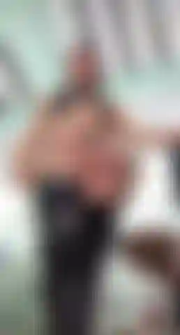 Bleib genau da unten, bete mich mit deinen augen an, während du über diesen körper dahinschmilzt.