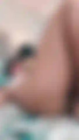Meine beine sind weit gespreizt, meine muschi und mein arschloch sind entblößt und sehnen sich danach, dass dein schwanz in sie hineingleitet, bis ich vor lust explodiere.
