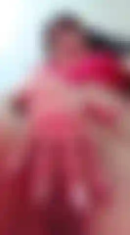 Meine finger gleiten durch meine nasse muschi und bringe mich für dich zum höhepunkt.