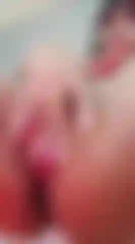 Schau genau hin, wie ich mich sexy und erotisch masturbiere und dich jeden tropfen meiner säfte sehen lasse, der mir die beine hinunterläuft. 💧.