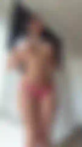 Nackt und nass, jedes kleidungsstück, das fällt, ist ein ruf nach lust, mein körper strahlt sinnlichkeit in jedem zentimeter haut aus.