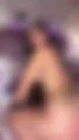 Mit einem prallen hintern.