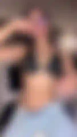 Mit perfektem körperbau.