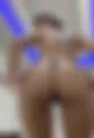 Nackt in der badewanne.