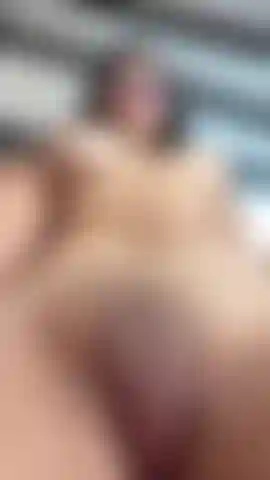 Komm und berühr mich so wie es meine hand tut, von meiner muschi bis zu meinen brüsten.