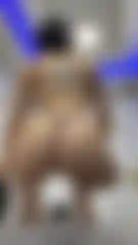 Lasse meinen schönen und perfekten schwanz hüpfen.