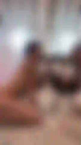 Die deinen schwanz vor dem spiegel lutscht.